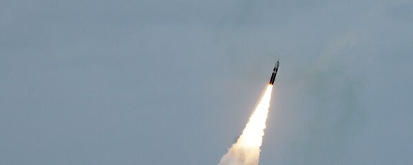 Lançamento de míssil Trident II (D5) a partir do submarino da classe Ohio USS Maryland - Sputnik Brasil