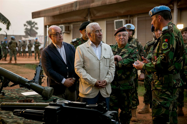 Premiê português, António Costa, e ministro da Defesa de Portugal, Azeredo Lopes, durante visita à República Centro-Africana Premiê português, António Costa, e ministro da Defesa de Portugal, Azeredo Lopes, durante visita à República Centro-Africana - Sputnik Brasil