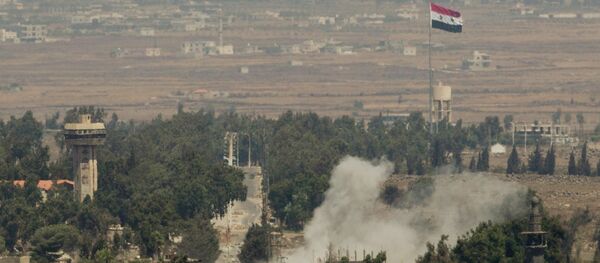 Fumaça sobe após ataque sírio na antiga cidade de Quneitra, perto da fronteira entre a Síria e as Colinas de Golã que são controladas por Israel - Sputnik Brasil