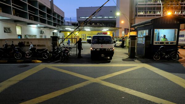 Uma van deixa o necrotério do hospital geral de Kuala Lumpur onde o corpo de Kim Jong-nam é mantido para autópsia na Malásia, 17 de fevereiro de 2017 - Sputnik Brasil