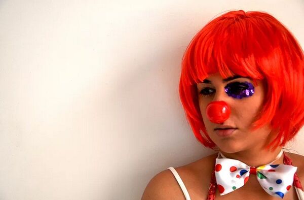 Os hematomas do assédio retratados em glitter e purpurina - Sputnik Brasil