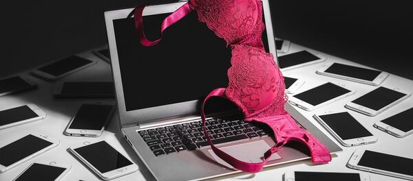 Sutiã sobre um notebook (imagem referencial) - Sputnik Brasil