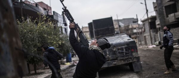 Militares das Forças Especiais iraquianos lutam contra Daesh no bairro al-Barid em Mossul, 18 de dezembro de 2016 - Sputnik Brasil