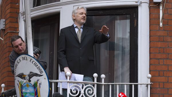 O co-fundador do WikiLeaks, Julian Assange, faz um discurso perante jornalistas e manifestantes de uma varanda da Embaixada do Equador em Londres. - Sputnik Brasil