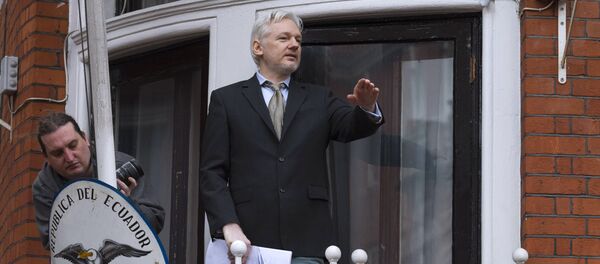 O co-fundador do WikiLeaks, Julian Assange, faz um discurso perante jornalistas e manifestantes de uma varanda da Embaixada do Equador em Londres. - Sputnik Brasil