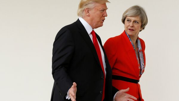 Presidente dos EUA, Donald Trump, ao lado da primeira-ministra do Reino Unido Theresa May após encontro na Casa Branca, em Washington, nos EUA. - Sputnik Brasil