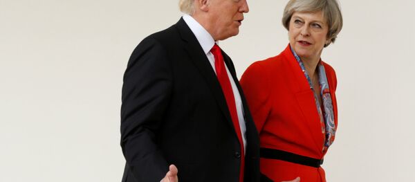 US President Donald Trump escorts British Prime Minister Theresa May after their meeting at the White House in Washington, US, January 27, 2017. - Sputnik Brasil