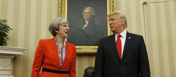O presidente dos EUA, Donald Trump, fala com a primeira-ministra britânica, Theresa May, no Salão Oval da Casa Branca, em Washington. - Sputnik Brasil