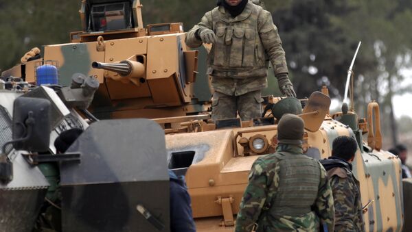 Forças da Turquia e do Exército Lívre da Síria atuando nos arredores da cidade síria de Al-Bab - Sputnik Brasil