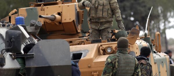 Forças da Turquia e do Exército Lívre da Síria atuando nos arredores da cidade síria de Al-Bab - Sputnik Brasil