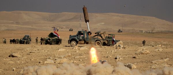 Membros das forças de resposta rápida iraquianas disparam um míssil contra militantes do Daesh durante uma batalha no sul da cidade de Mossul, Iraque, 19 de fevereiro de 2017 - Sputnik Brasil