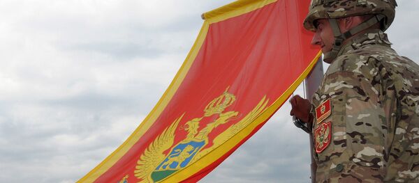 Soldados de artilharia do exército montenegrino olham para a bandeira do Montenegro durante as preparações na véspera do Dia da Independência, em 20 de maio de 2010, em Cetinje - Sputnik Brasil