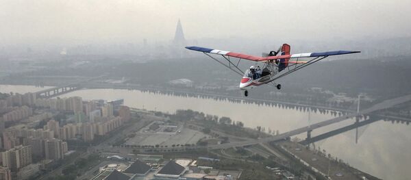 Avião atravessando a cidade de Pyongyang, Coreia do Norte, 16 de outubro de 2016 Avião atravessando a cidade de Pyongyang, Coreia do Norte, 16 de outubro de 2016 - Sputnik Brasil