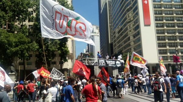 Vai faltar água? Cariocas protestam após aprovação da venda da Cedae na Alerj - Sputnik Brasil