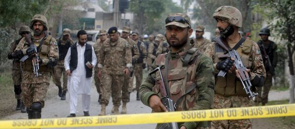Soldados do Exército do Paquistão isolam a área de explosão em Peshawar, Paquistão - Sputnik Brasil