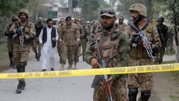 Soldados do Exército do Paquistão isolam a área de explosão em Peshawar, Paquistão - Sputnik Brasil