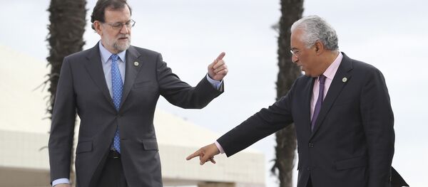 O primeiro-ministro de Portugal, António Costa, fala com o seu colega espanhol, Mariano Rajoy, durante a sessão fotográfica em Lisboa no âmbito da Cúpula dos Países do Sul da Europa, em 28 de janeiro de 2017 - Sputnik Brasil