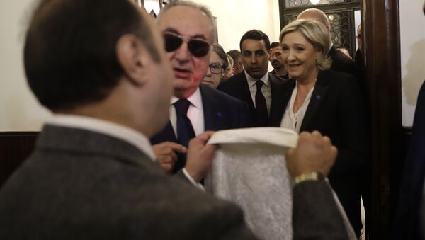 Le Pen se recusou a entrar em uma reunião com o mufti do Líbano depois que seus assessores pediram que ela usasse um lenço de cabeça, caminhando em direção a seu carro e partindo. - Sputnik Brasil