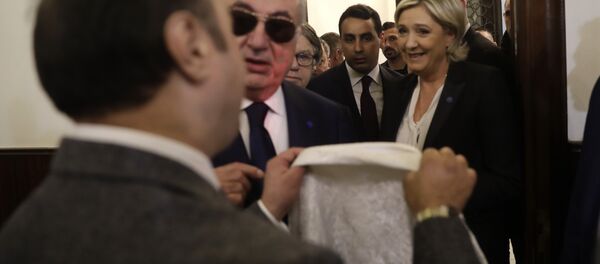 Le Pen se recusou a entrar em uma reunião com o mufti do Líbano depois que seus assessores pediram que ela usasse um lenço de cabeça, caminhando em direção a seu carro e partindo. Le Pen se recusou a entrar em uma reunião com o mufti do Líbano depois que seus assessores pediram que ela usasse um lenço de cabeça, caminhando em direção a seu carro e partindo. - Sputnik Brasil