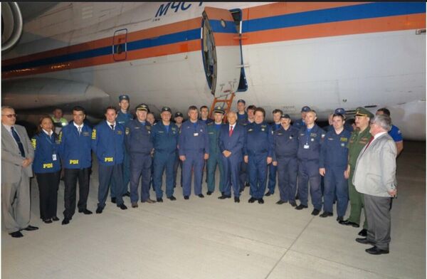 Tripulação do avião russo Il-76 após pouso em Santiago, Chile - Sputnik Brasil