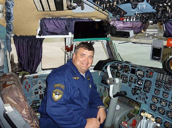 Vladislav Podobny, no cabine de pilotagem do avião russo Il-76 - Sputnik Brasil