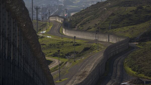 Multiple layers of steel walls, fences, razor wire and other barricades are viewed from the United States side of the of the US-Mexico border on January 26, 2017 in San Ysidro, California - Sputnik Brasil