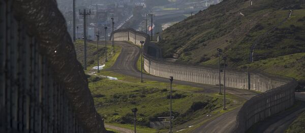 Multiple layers of steel walls, fences, razor wire and other barricades are viewed from the United States side of the of the US-Mexico border on January 26, 2017 in San Ysidro, California - Sputnik Brasil