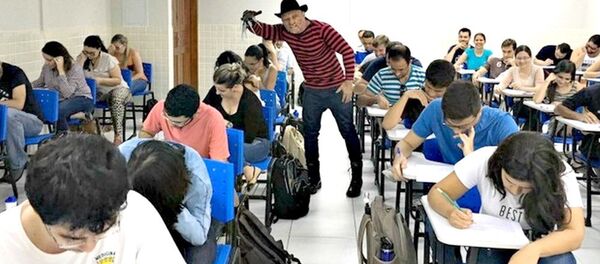 De Freddy Krueger, o professor apareceu de surpresa caracterizado para aplicar prova considerada um pesadelo pelos estudantes De Freddy Krueger, o professor apareceu de surpresa caracterizado para aplicar prova considerada um pesadelo pelos estudantes - Sputnik Brasil