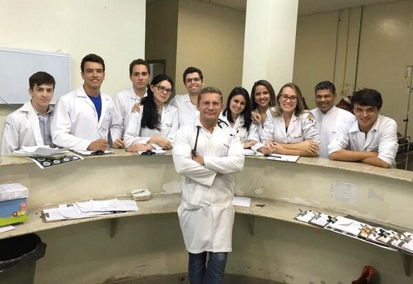 Giovanni Casseb, a frente, com alunos do curso de Medicina da Ufac - Sputnik Brasil