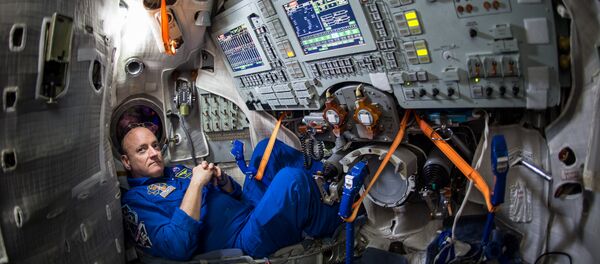 O astronauta norte-americano Scott Kelly fica dentro de um simulador do foguete Soyuz no Centro de Treinamento de Cosmonautas Gagarin (GCTC), Rússia. Março, 5, 2017 O astronauta norte-americano Scott Kelly fica dentro de um simulador do foguete Soyuz no Centro de Treinamento de Cosmonautas Gagarin (GCTC), Rússia. Março, 5, 2017 - Sputnik Brasil