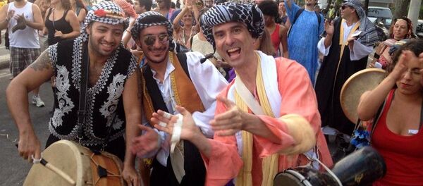 Bloco Ali Babou e suas 40 Odaliscas em ensaio na orla do Leblon, na Zona Sul do Rio - Sputnik Brasil
