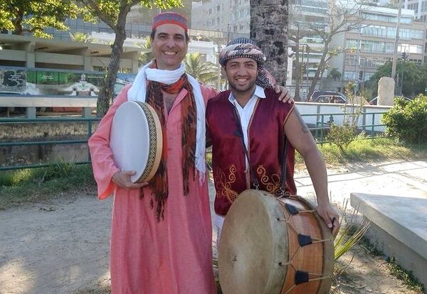 Filipe de Moraes Paiva (de túnica rosa) e Fabricio Dabke integram a bateria do bloco árabe - Sputnik Brasil