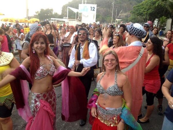 No último ensaio (19), a presença das dançarinas de dança do ventre animou os foliões - Sputnik Brasil