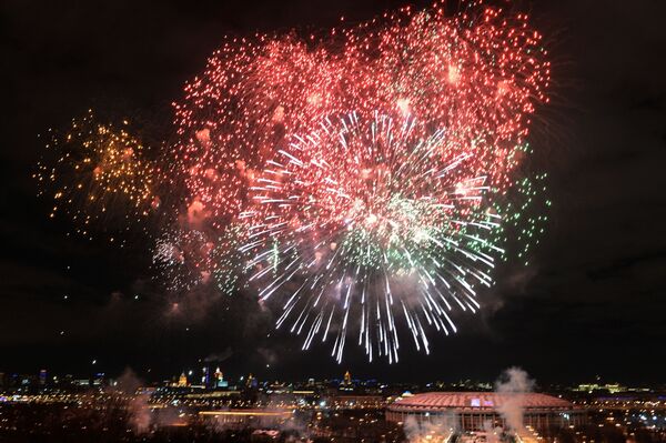 Fogos de artifício marcando o Dia do Defensor da Pátria, em 23 de fevereiro  - Sputnik Brasil