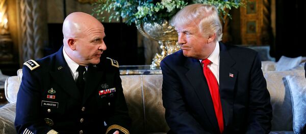 O presidente dos EUA, Donald Trump, e novo conselheiro de segurança nacional, general Herbert McMaster, em 20 de fevereiro de 2017 O presidente dos EUA, Donald Trump, e novo conselheiro de segurança nacional, general Herbert McMaster, em 20 de fevereiro de 2017 - Sputnik Brasil