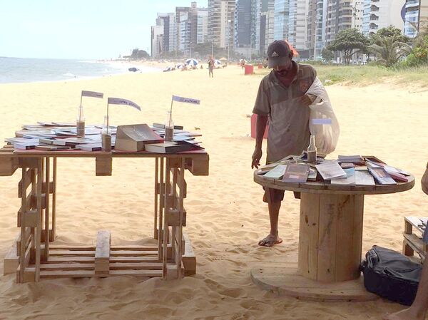 Os livros na praia chamavam a atenção de todos, mesmo quem não ia pegar algum livro para ler parava para olhar e saber do projeto. - Sputnik Brasil