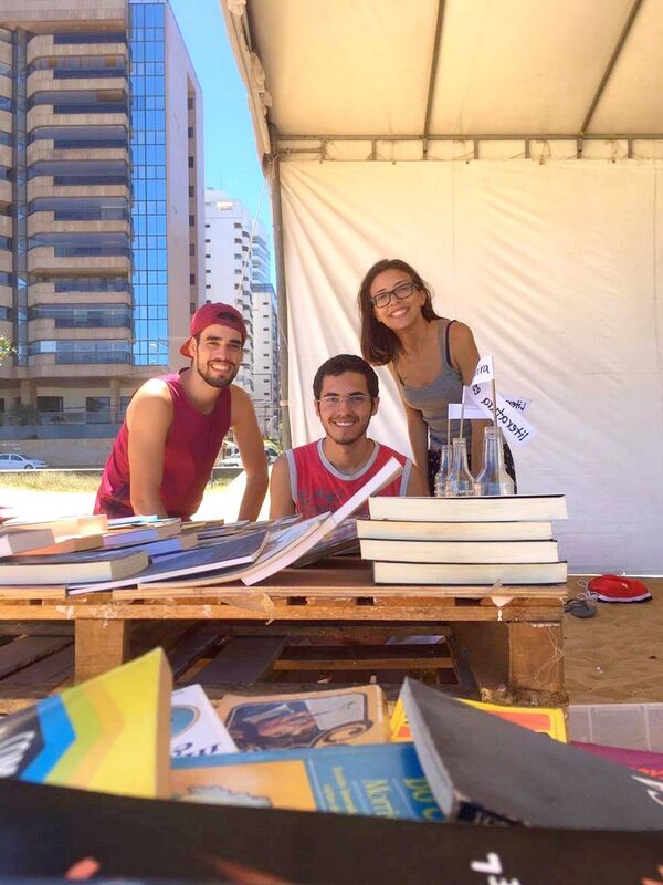 Suzana contou com a ajuda dos amigos que trabalharam com ela na biblioteca na praia - Sputnik Brasil