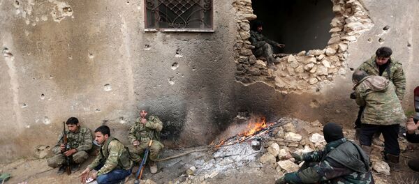 Os rebeldes descansam perto de um buraco na parede nos arredores da cidade sírio de al-Bab, na Síria 15 de janeiro de 2017 - Sputnik Brasil