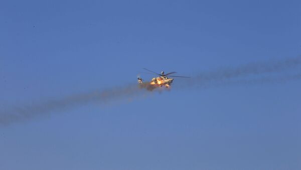 Helicóptero da Força Aérea iraquiana dispara durante uma batalha com militantes do Daesh, no Sul de Mossul, em 20 de fevereiro de 2017 - Sputnik Brasil