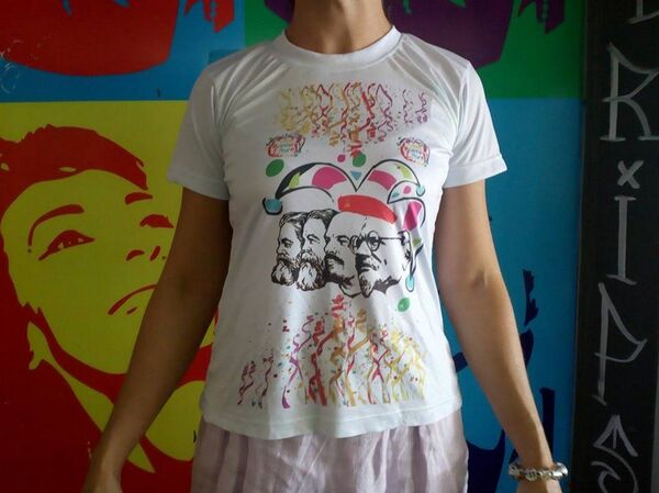 O Bloco Libre criou uma blusa especial para o desfile deste ano para celebrar os 100 anos da Revolução Russa - Sputnik Brasil