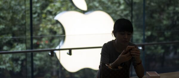 A Chinese customer sets up her new iPhone 7 during the opening sale launch at an Apple store in Shanghai - Sputnik Brasil