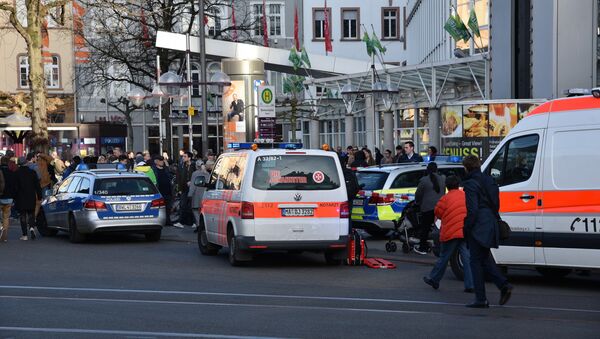 Veículo da polícia e ambulância na frente de um edifício em Heidelberg, oeste da Alemanha, onde um homem jogou seu carro contra os pedestres - Sputnik Brasil
