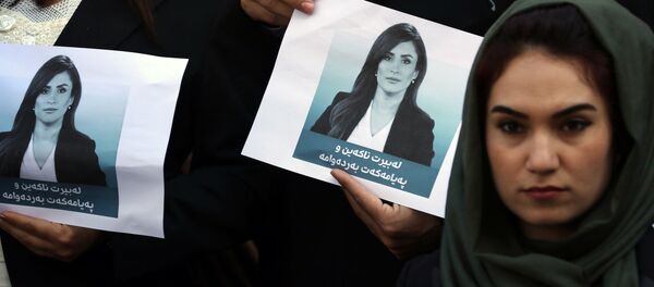 Estudantes da Escola de Jornalismo de Arbil seguram retratos de Shifa Gardi - Sputnik Brasil