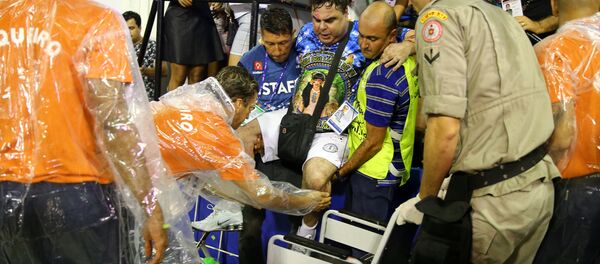 Um homem é socorrido após acidente durante o desfile de carnaval no Sambódromo, no Rio de Janeiro, Brasil, 26 de fevereiro de 2017. - Sputnik Brasil