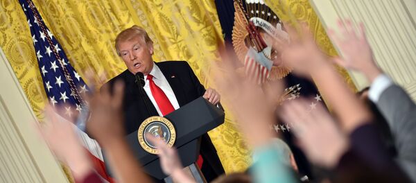 16 de fevereiro, 2017. O presidente dos EUA Donald Trump fala com a imprensa - Sputnik Brasil