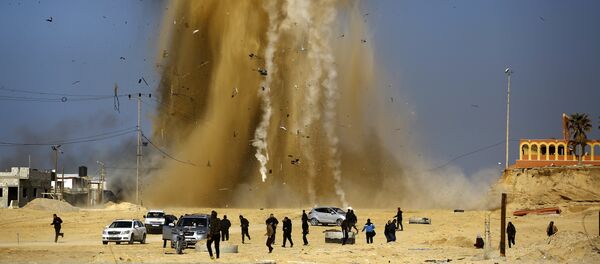 Palestinos fugindo para se protegerem, enquanto a fumaça sobe após um ataque aéreo de Israel a um posto do Hamas, Faixa de Gaza (foto de arquivo) - Sputnik Brasil