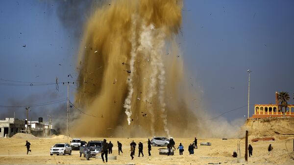 Palestinos fugindo para se protegerem, enquanto a fumaça sobe após um ataque aéreo de Israel a um posto do Hamas, Faixa de Gaza (foto de arquivo) - Sputnik Brasil
