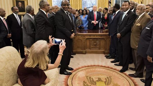Conselheira de Trump, Kellyanne Conway, toma pose extravagante ao tirar foto da delegação no Salão Oval da Casa Branca, em 27 de fevereiro de 2017 - Sputnik Brasil