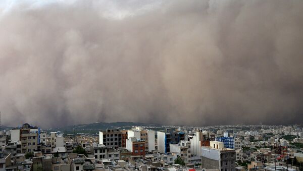 Tempestade de areia domina bairro no nordeste de Minicity, na capital iraniana de Teerã, 2 de junho de 2014 - Sputnik Brasil