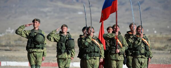 Militares do exército russo durante os exercícios táticos conjuntos das forças coletivas de reação rápida dos Estados-membros da Organização do Tratado de Segurança Coletiva Rubezh-2016 na base da unidade militar em Balykchy, no Quirguistão - Sputnik Brasil